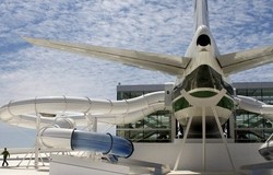 Terjun dari Sayap Pesawat ke Kolam Renang, Berani?