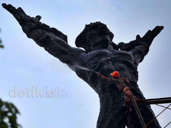 Perawatan Monumen Pembebasan Irian Barat