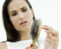 10 Mitos yang Dipercaya Membuat Rambut Rontok