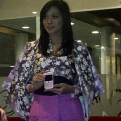 RIM Hadirkan BlackBerry Bellagio Edisi Pink