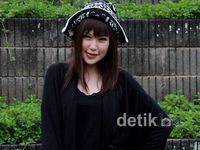 Aelke Mariska Tampil Hitam-hitam
