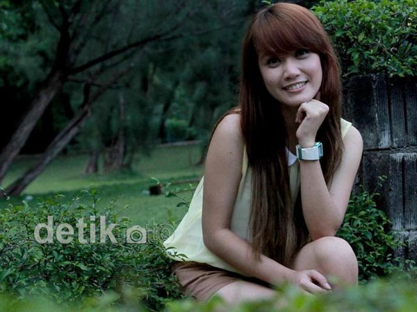 Senyum Manis Devi Eks Cherrybelle