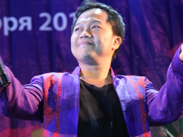 Sandhy Sondoro Hibur Masyarakat Rusia