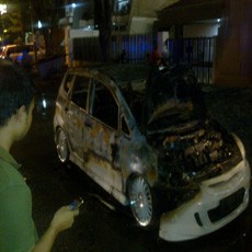 Sebuah Honda Jazz Ludes Terbakar