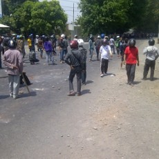 Unjuk Rasa PT Langgeng Makmur, Buruh Saling Lempar Batu 