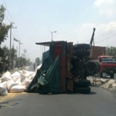 Gandengan Truk Terguling Timpa Motor