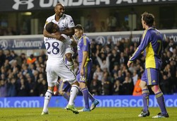 Jermain Defoe merayakan golnya. NK Maribor hanya mampu membalas 1 gol lewat Robert Beric. REUTERS/Andrew Winning.