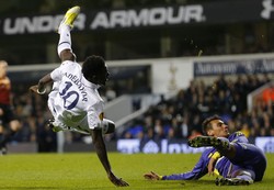 Emmanuel Adebayor melakukan sebuah tendangan voli ke gawang Maribor. REUTERS/Andrew Winning.