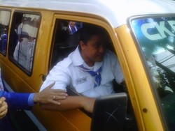 Kompak Berkemeja Putih, Dede Yusuf-Lex Laksamana Daftar ke KPU Jabar