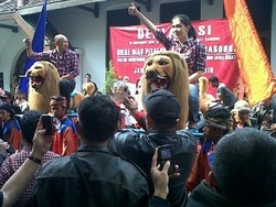 Setelah Sedekah, Rieke-Teten Diarak dengan Sisingaan