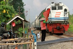Penjaga Perlintasan Kereta Tanpa Palang Pintu