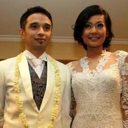 Endhita Melahirkan Anak Pertamanya Bersama Onci Ungu