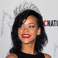 Rihanna Bantah Pacaran Lagi dengan Chris Brown