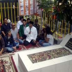 Peringati Hari Pahlawan, Slank Ziarah ke Makam Bung Tomo