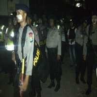 Warga Tambak Rejo Lempari Polisi Dengan Molotov dan Batu