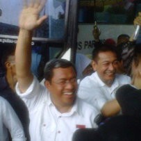 Hujan Deras Sambut Kedatangan Aher-Deddy Mizwar di KPU Jabar