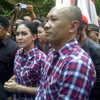 Kompak Berkemeja ala Jokowi, Rieke-Teten Daftar ke KPU Jabar