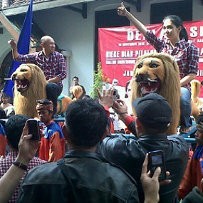 Usai Sedekah, Rieke-Teten Diarak Sisingaan