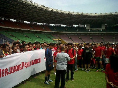 Suporter Gelar Aksi Damai di GBK, Ungkapkan Dukungan untuk Timnas Suporter Gelar Aksi Damai di GBK, Ungkapkan Dukungan untuk Timnas