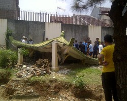 Tertimpa Reruntuhan Bangunan, Seorang Pekerja di Cipinang Patah Kaki