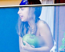 Topless, Lady Gaga Tutupi Dada dengan Kelapa
