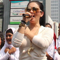 Syahrini Nyanyi Bareng Fans Tunarungu di Bundaran HI