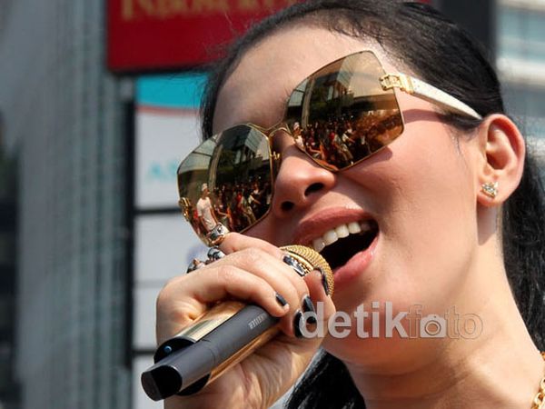 Syahrini Nyanyi Bareng Teman Teristimewa