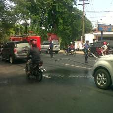 PMK Dinginkan Jalanan yang Dilewati Peserta Parade Surabaya Juang