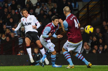 Dua Gol Chicharito Bawa MU Bekuk Villa 3-2
