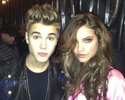 Dekat dengan Justin Bieber, Model Victorias Secret Diserang Fans Selena 