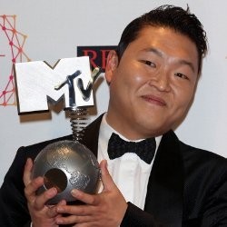 Psy Kalahkan Rihanna, Katy Perry & Lady Gaga di MTV EMA 2012