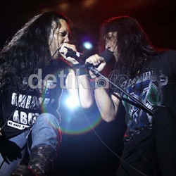 RI 1 Tampil Gahar di RockFest 2012