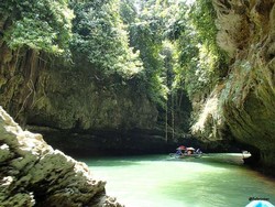 Asyiknya Basah-basahan di Green Canyon dan Citumang