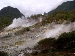 Trekking Bersama Keluarga di Kawah Ratu, Seru!