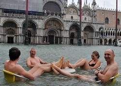 Venesia Kebanjiran, Turis Berenang di Jalanan