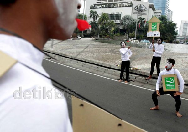 Aksi Pantomim Kampanye Merokok Santun