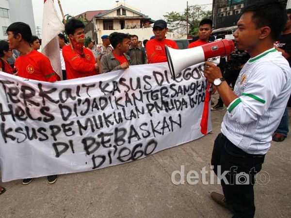 Pendukung Diego Demo Polsek Tanah Abang