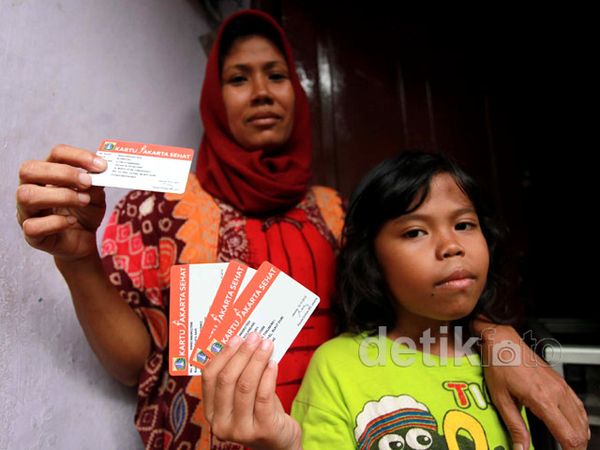 Warga Bukit Duri Terima Kartu Jakarta Sehat