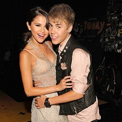 Jepretan Kenangan Indah Justin Bieber & Selena Gomez