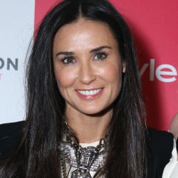 Ultah ke-50, Demi Moore Liburan ke Abu Dhabi & India