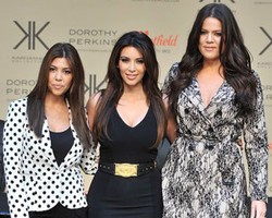 Rilis Busana di London, Kim Kardashian Bikin 3 Remaja Pingsan