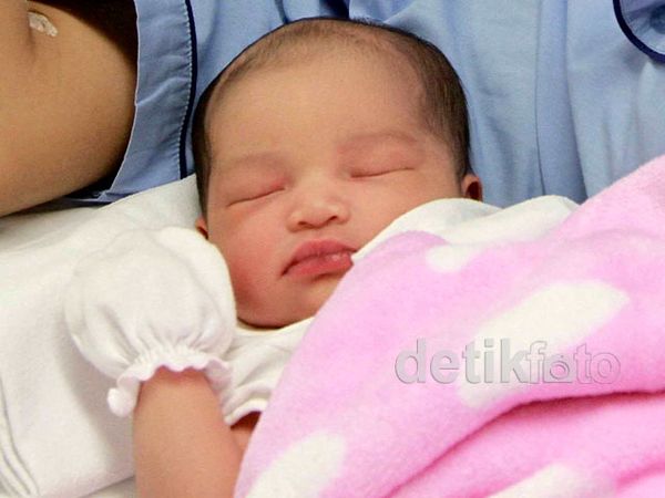 Ini Dia Bayi Perempuan Onci Ungu & Endita
