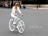 Syahrini & Sepeda Fixie-nya