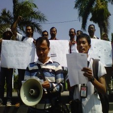 Wartawan Madiun Berunjuk Rasa Dituduh Bakar Hutan