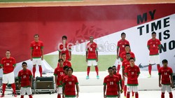 Para pemain timnas Indonesia untuk Piala AFF 2012, menunjukkan jersey terbarunya, pada peluncuran seragam baru tim nasional Indonesia untuk turnamen AFF Suzuki Cup 2012, di Stadion Utama Gelora Bung Karno, Senayan, Jakarta, Senin (12/11).