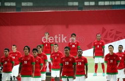 Warna merah mendominasi seragam utama skuat Garuda, dan terdapat pula elemen khas warna hijau di bagian lengan serta di bawah kaus, yang terinspirasi dari seragam Timnas tahun 1950-an. Lambang Garuda tersemat di bagian dada kiri, dan di bagian dalam punggung seragam tertera semboyan negara Bhineka Tunggal Ika.