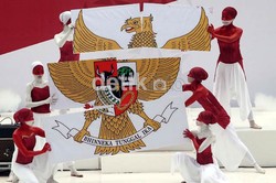 Penari menampilkan lambang garuda yang merupakan logo dari jersey Timnas Indonesia.