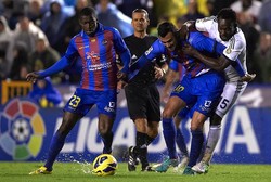 Michael Essien berusaha melewati Papakouly Diop dan Vicente Iborra. Dalam pertandingan ini, Levante memperkecil kedudukan lewat Rodriguez. Manuel Queimadelos Alonso/Getty Images.