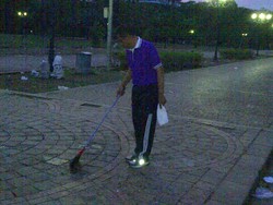 Pagi Buta, Dahlan Iskan Nyapu di Monas