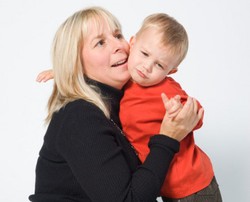 Si Kecil Mendadak Menolak Dipeluk? Ini 8 Penyebabnya 